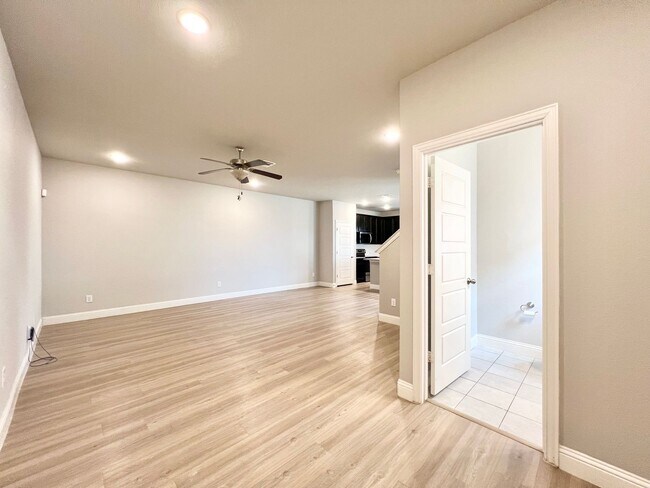 Foto del edificio - Modern Country Living Near I-35 – Stunning Duplex with Granite, Private Yard & Appliances Included!