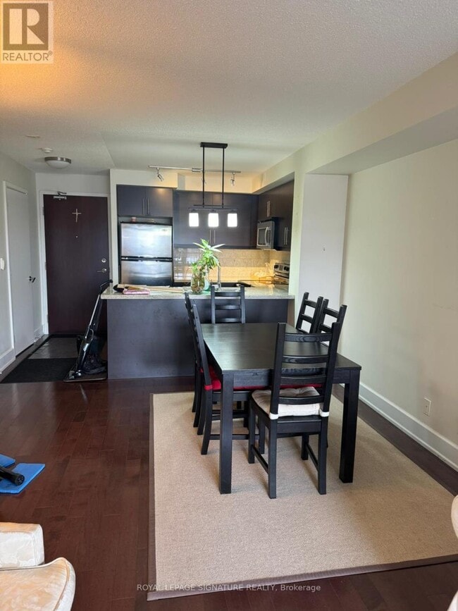 Photo du bâtiment - 676-676 Sheppard Ave E