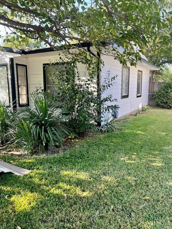 Foto del edificio - 826 Highland Dr