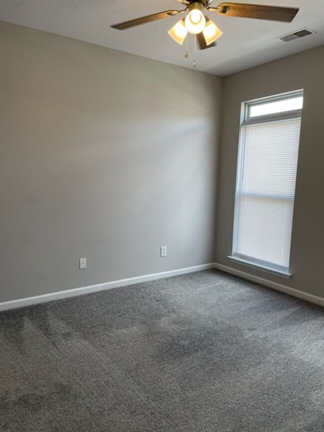 Building Photo - Emmyllie Ct- 130/132