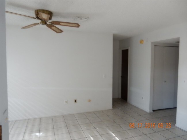 Building Photo - 2045 S 14th Ave