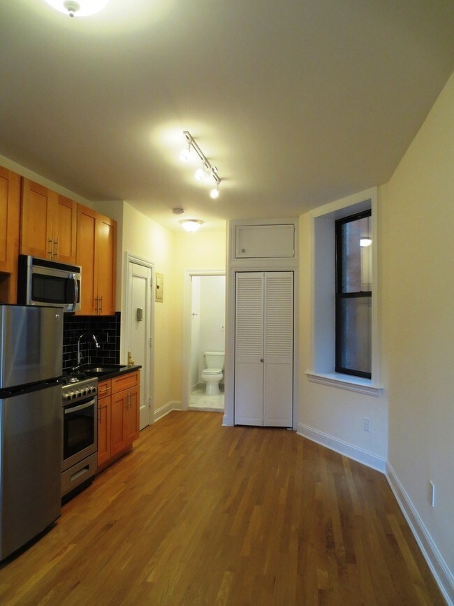 Building Photo - 129 Perry St