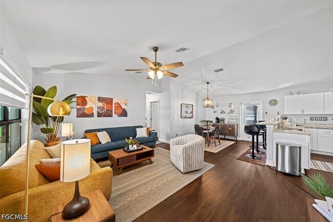 Building Photo - 522 NE Van Loon Ln