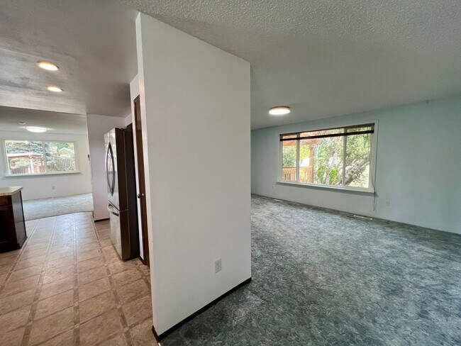 Foto del edificio - Spacious Home with Outbuildings on 2.3 Acres