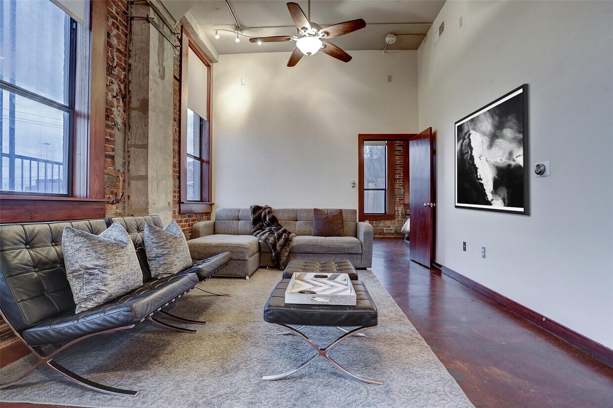 Primary Photo - 2205 McKinney St