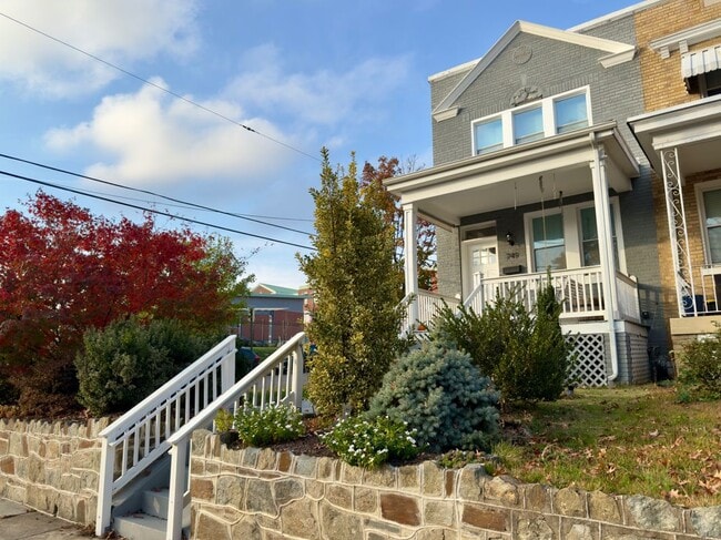 Building Photo - 749 Hamilton St NW