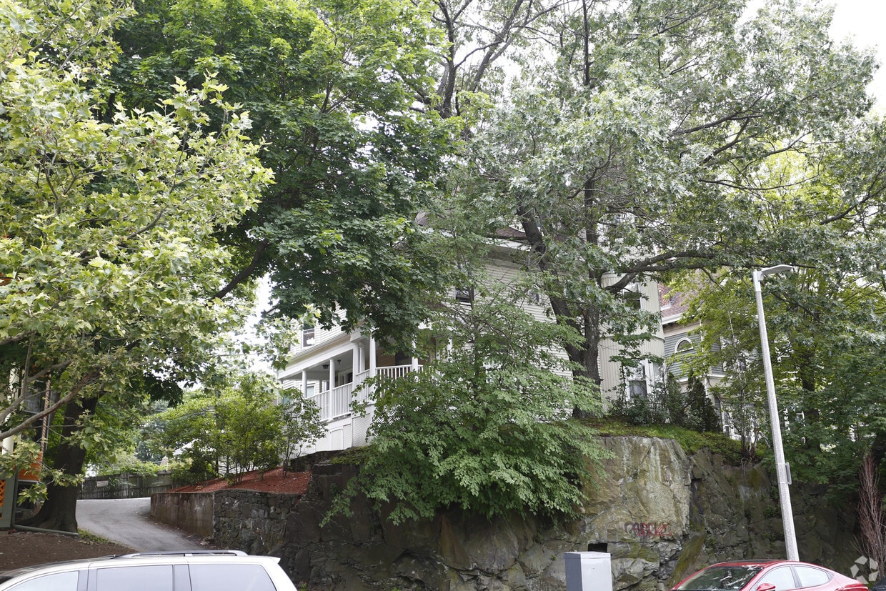 Building Photo - 592 Cambridge St