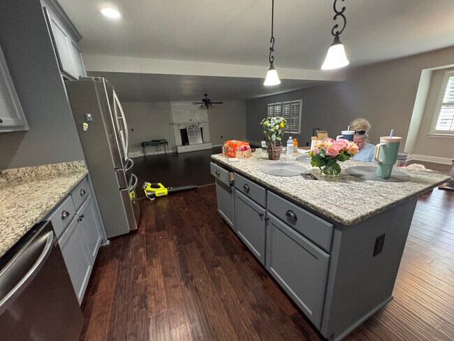 Foto del edificio - 6212 Laurel Wood Trail