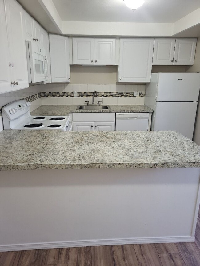 Foto del edificio - Charming Two Bedroom Lower Level Flat Clos...