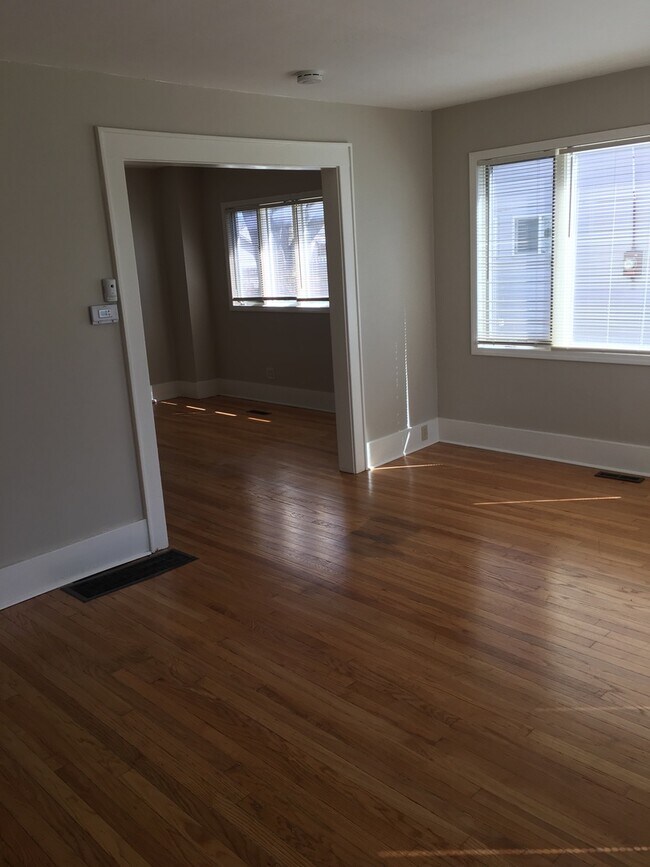 Building Photo - Spacious Mattydale 4 bed 1.5 bath home