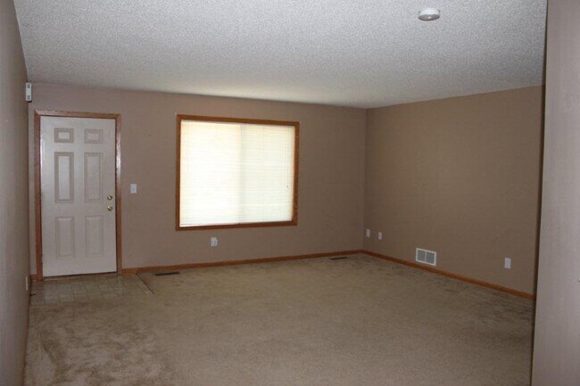 Foto del edificio - 3 Bedrooms, 1 Bathroom Single Family Home on End in Brainerd, MN w/2 car attached garage