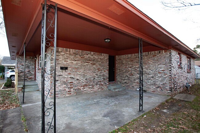 Building Photo - 6510 Farmstead Rd