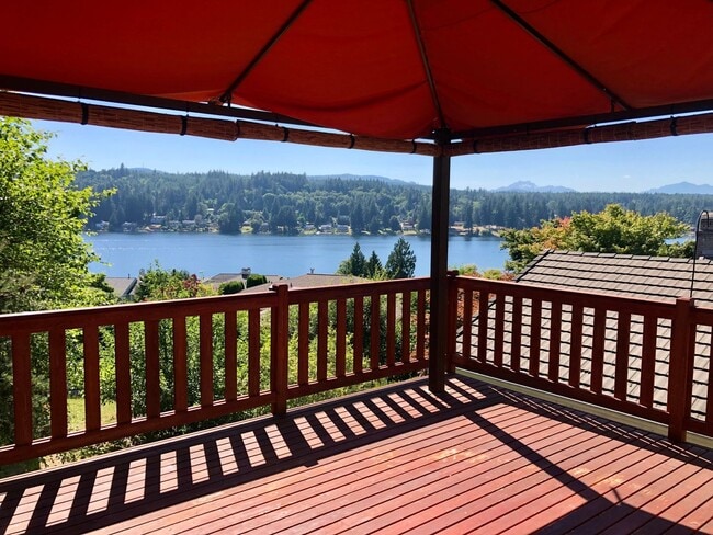 Foto del edificio - UNIQUE RAMBLER with views in Dockside at Kitsap Lake!