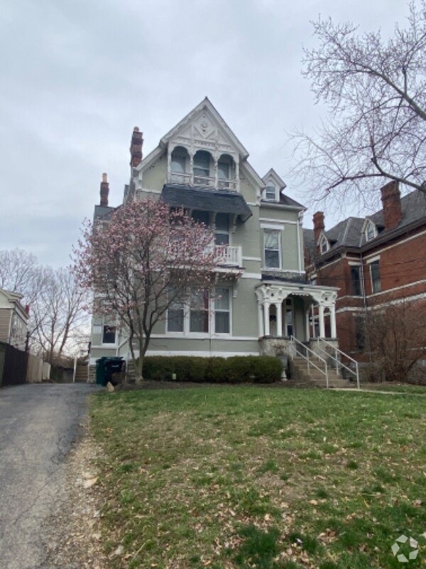 Apartments For Rent in Walnut Hills OH with Hardwood Floors 535