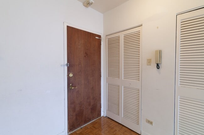 Building Photo - 900 Av. Rockland