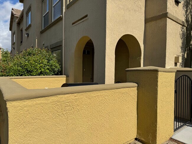 Patio and front door - 17000 Wedge Pky