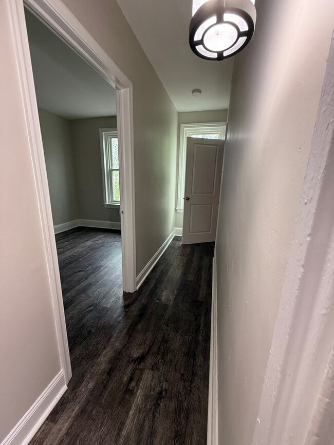 Building Photo - 3 Bedroom Renovated Townhome