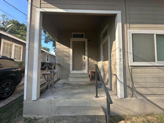 Building Photo - 817 W Mulberry Ave