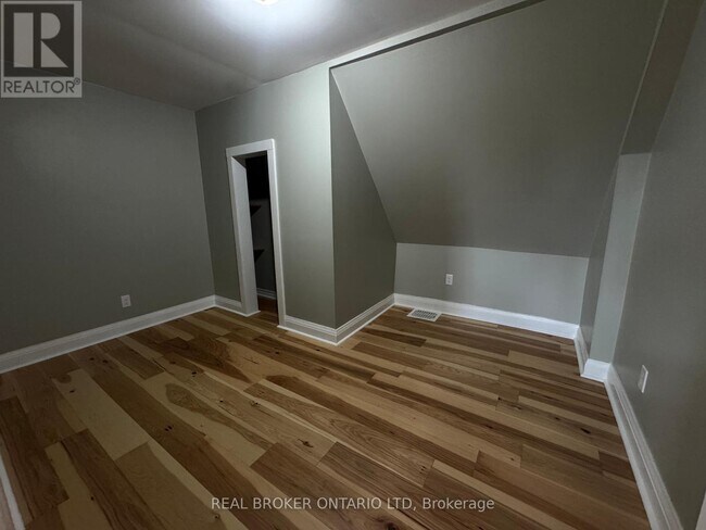 Photo du bâtiment - 2 Norfolk County Rd