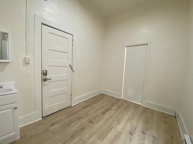 Foto del edificio - Private Room w/ Bath in Centrally Located,...