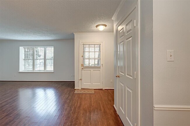 Building Photo - 8287 Kingsbrook Rd