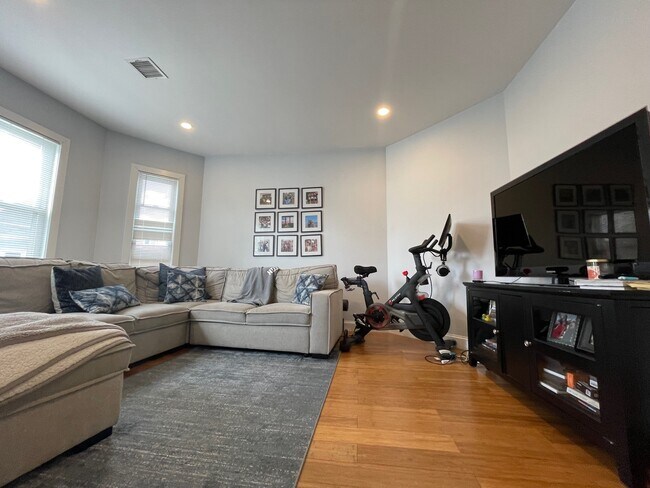 Foto del edificio - 695 E 7th St