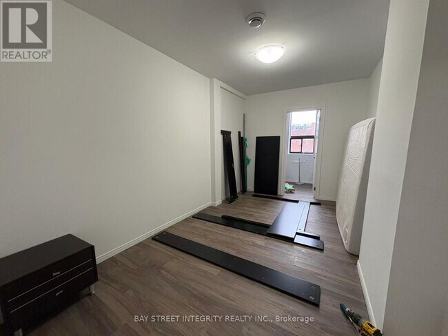 Building Photo - 71 Main St E