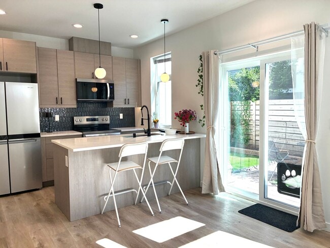 Building Photo - Like New West Seattle Townhome