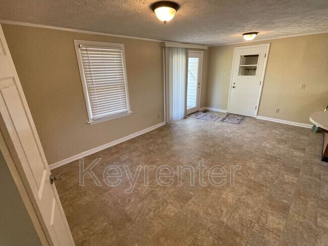 Foto del edificio - 6924 Weaver Rd