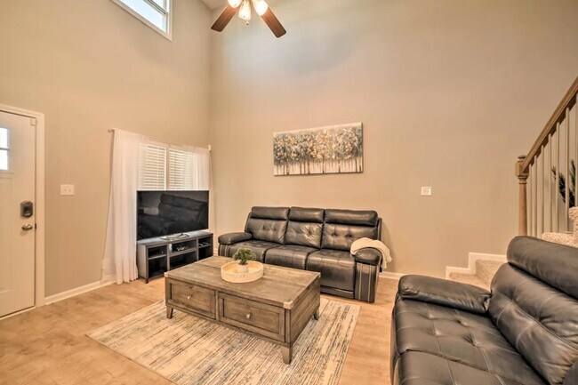 Building Photo - Pet Friendly Three Bedroom!
