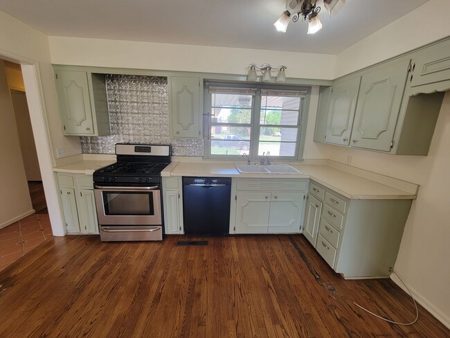 Building Photo - 3 bed in Bethany ready for new tenant!