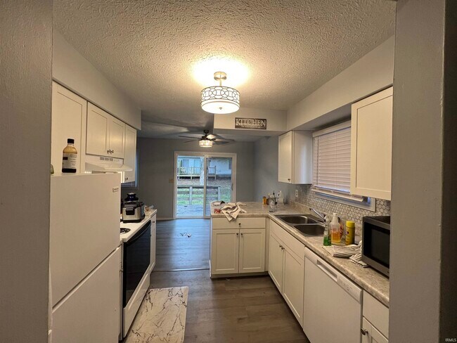 Building Photo - 502 S Village Ct