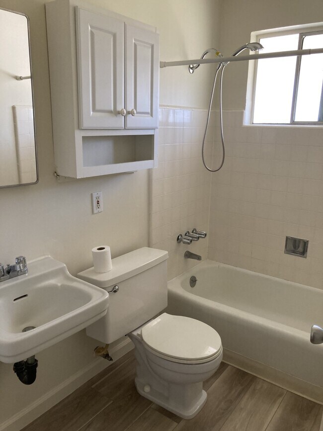 Bath - 335 Easy St