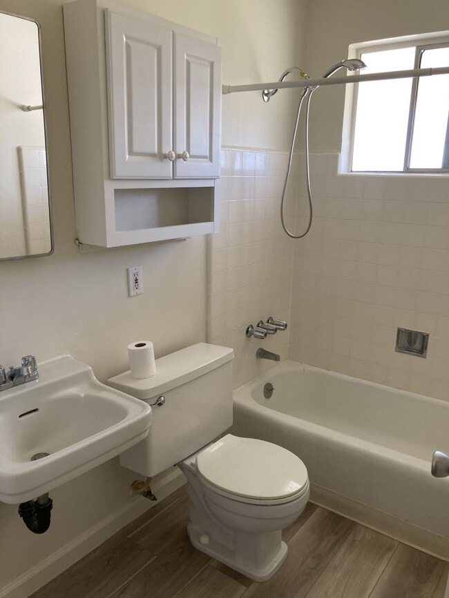 Bath - 335 Easy St