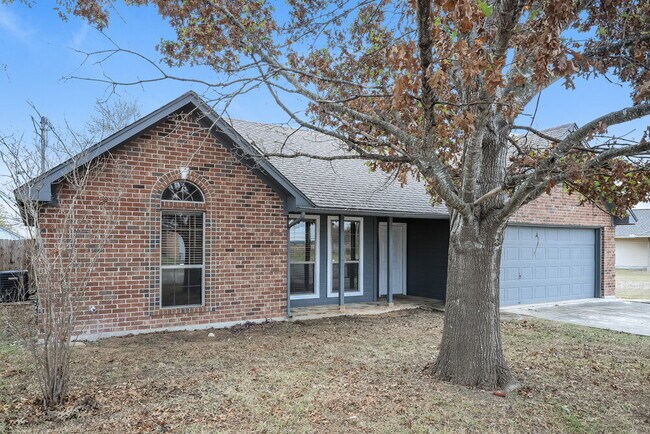 Building Photo - 819 Hueco Dr