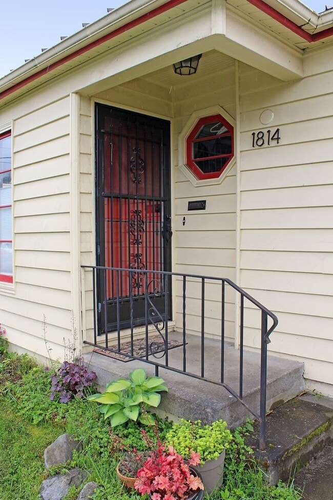 Building Photo - 1814 NE Bryant St