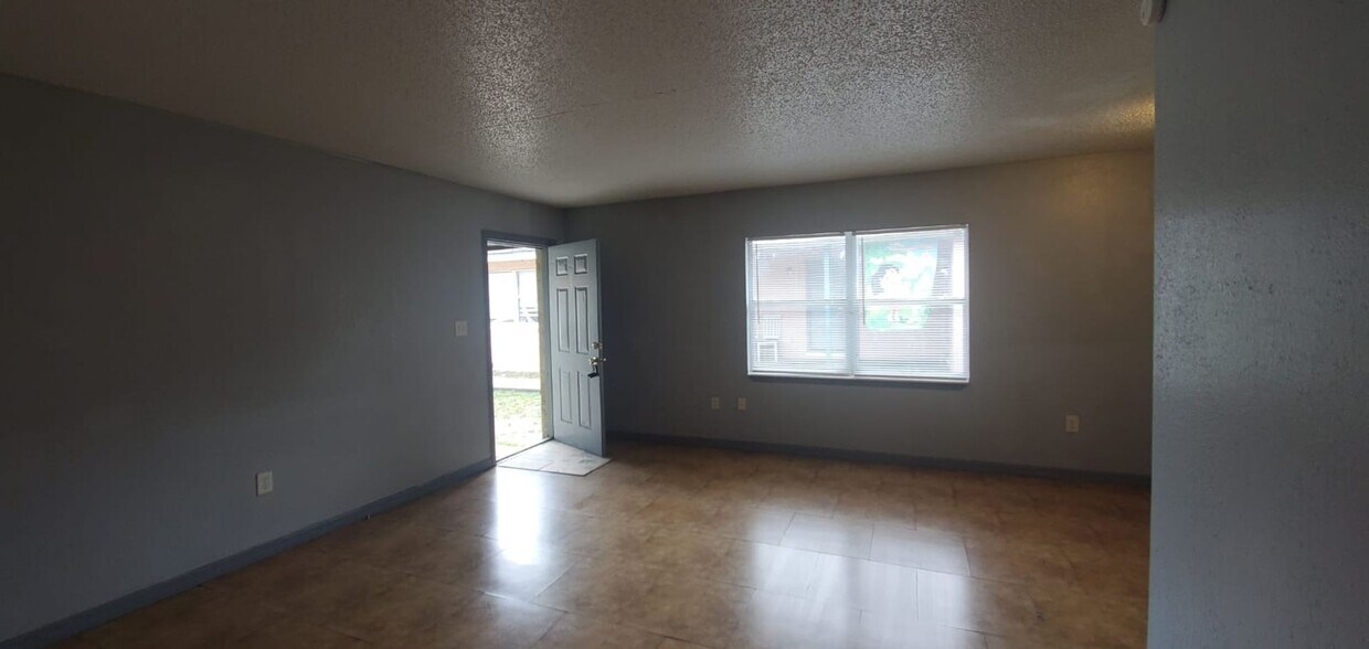 Foto principal - 2420-2422 Chestnut Woods Dr