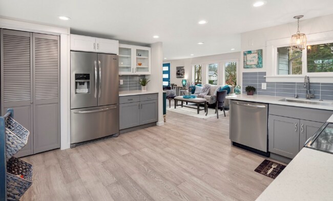 Building Photo - Beautifully Updated Home Conveniently Loca...