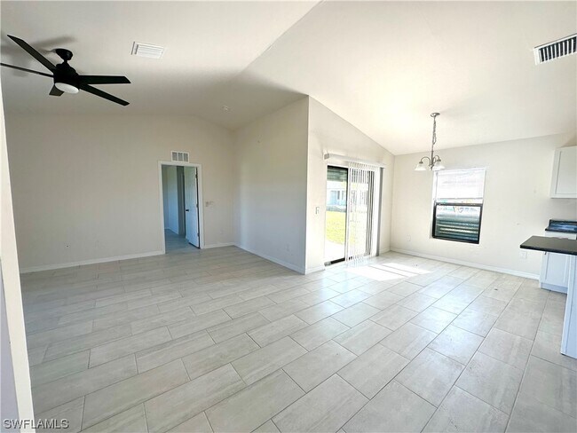 Foto del edificio - 829 NE 6th Ave