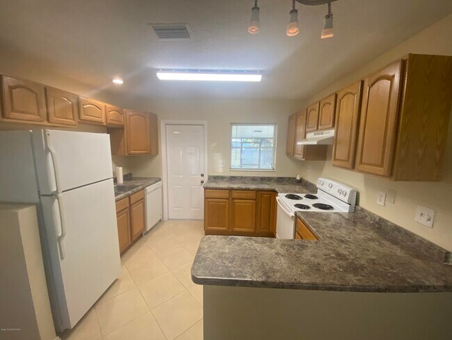 Building Photo - 1060 Cable Ln NE