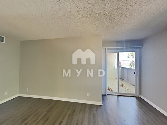 Building Photo - 6500 Country Club Dr Apt 21