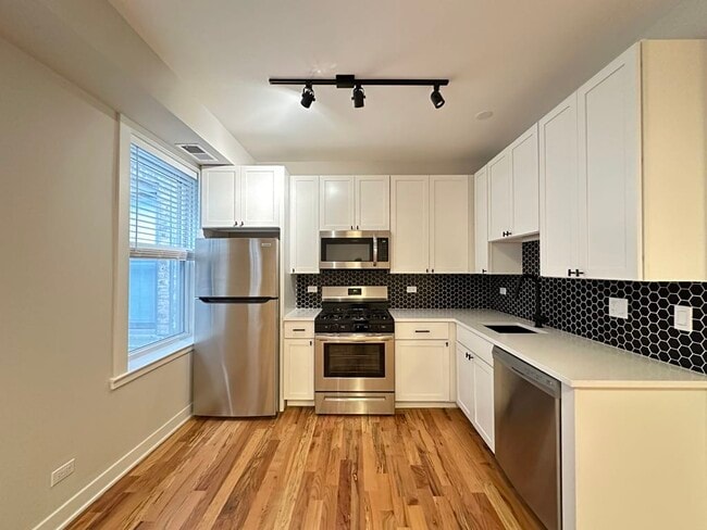 Building Photo - 643 W Wrightwood Ave