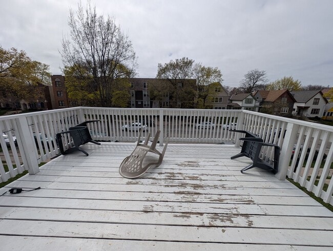 Foto del edificio - 3246-3246 N Oakland Ave