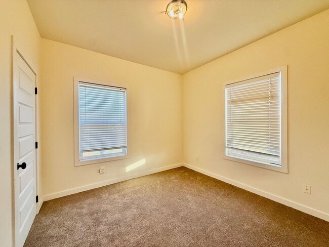 Foto del edificio - 1801 Russell Ave