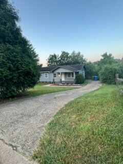 Building Photo - "Charming 3-Bed Home in Asheville with Coz...