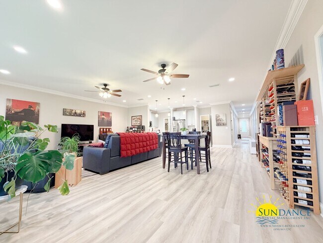 Foto del edificio - Stunning Shalimar 4 Bedroom / 3 Full Bathroom Home with Solar Energy Efficiency!