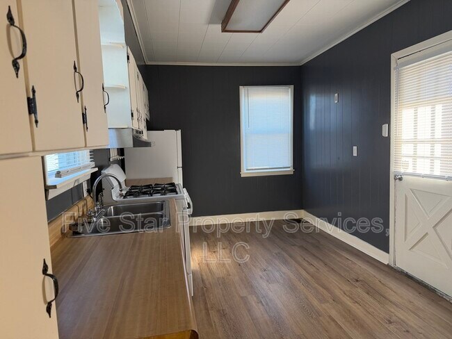 Foto del edificio - 421 W Reynolds St