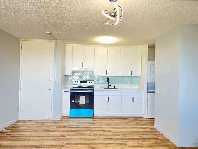 Building Photo - 1 Bedroom, 1 Bathroom Unit With 1 Parking Stall in Salt Lake Available Now!