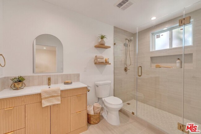Building Photo - 6913 Encino Ave