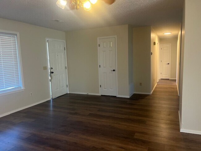 Foto del edificio - 4 Bedroom 2 bath Rogers!